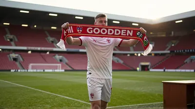 Charlton striker Godden commits to new one-year contract